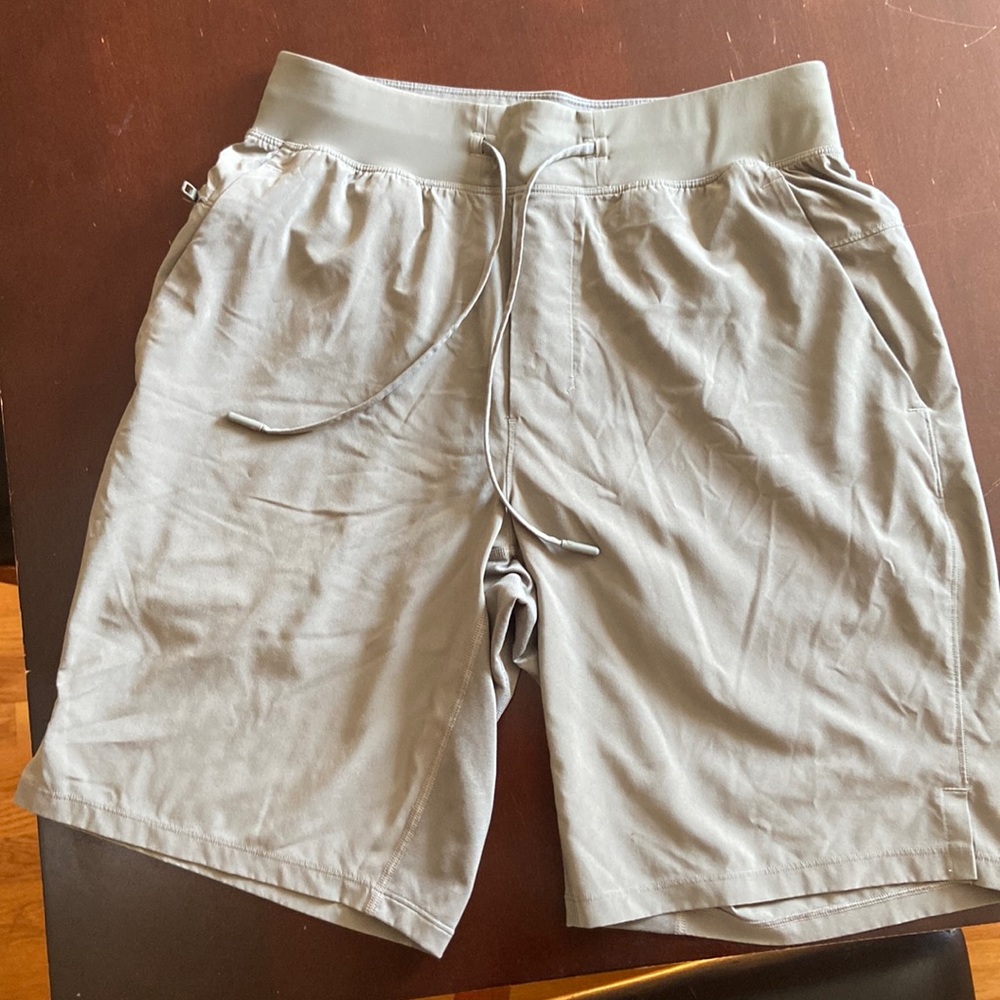 T.H.E lululemon liner mens 9 inch shorts